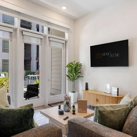 Uptown Haven - Free Parking, Pool, Walkable Apartment Charlotte