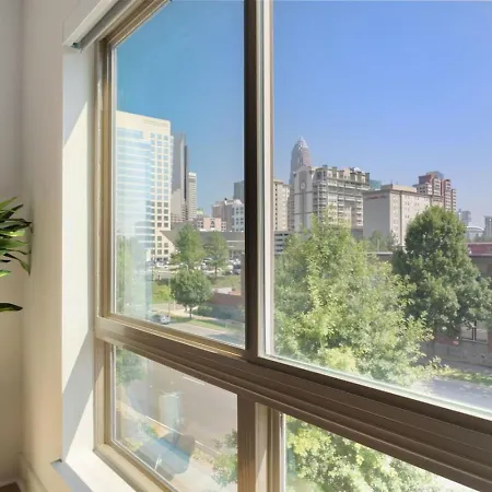 Cozy Carolina - Free Parking, Gym, Pool * Charlotte