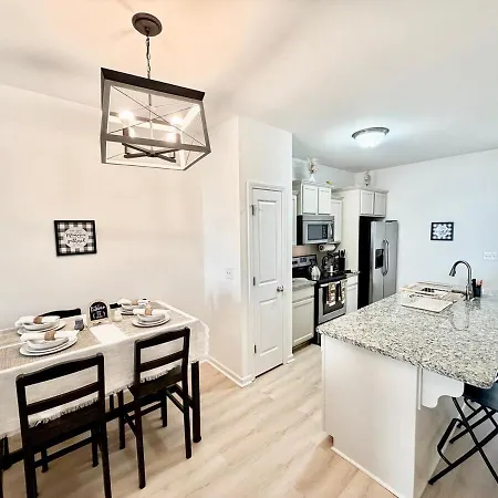Modern South Townhome Near Carowinds Charlotte