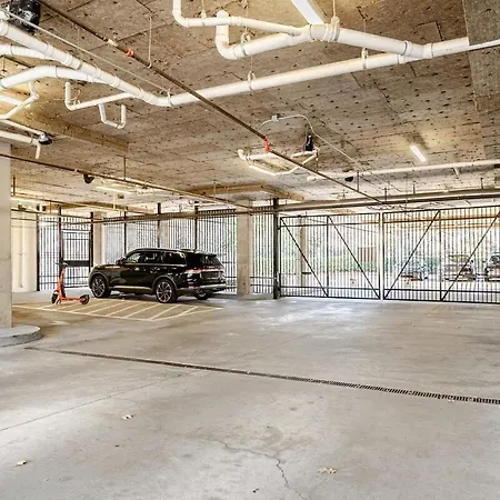 Prime Uptown Location Near Restaurants & Nightlife Apartment *