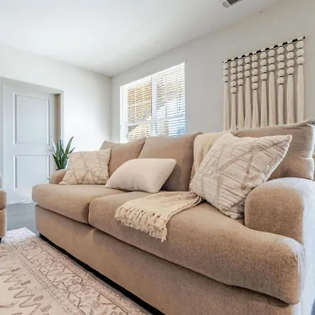 Bright, Cozy 3bd In Heart Of Matthews Apartment
