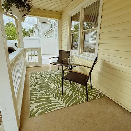 Retreat Porch Swing At 606 Clt * Charlotte