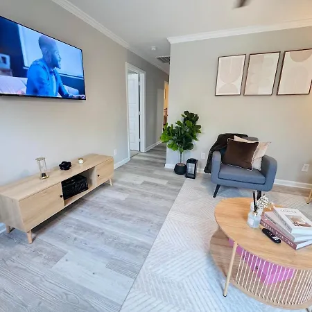 Charming And Renovated Close To Airport And Uptown Apartment