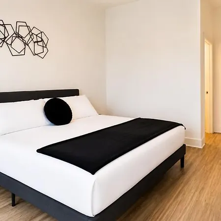 Luxury Uptown 2br Rooftop Pool Gym & Skyline Views Apartment