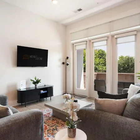 Carolina Luxury - Free Parking, Pool, Gym Apartment