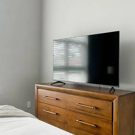 Landing Beautiful 2bd Gym Apartment