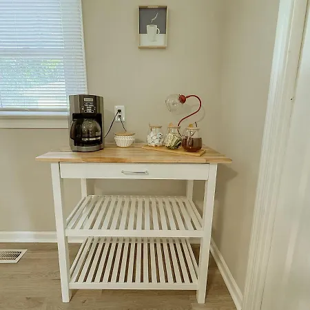 Apartment Retreat Porch Swing At 606 Clt Charlotte