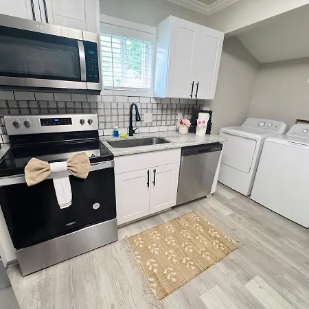 Charming And Renovated Close To Airport And Uptown Apartment *