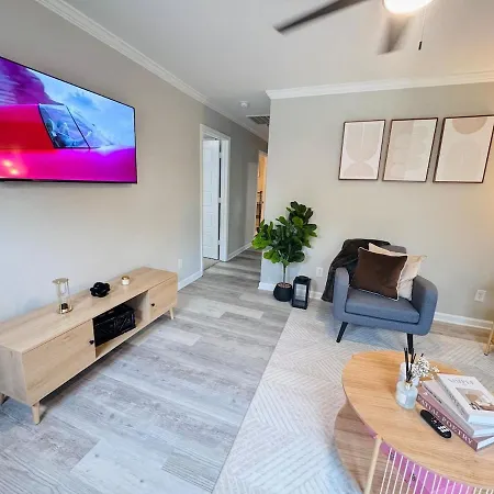 Charming And Renovated Close To Airport And Uptown Apartment