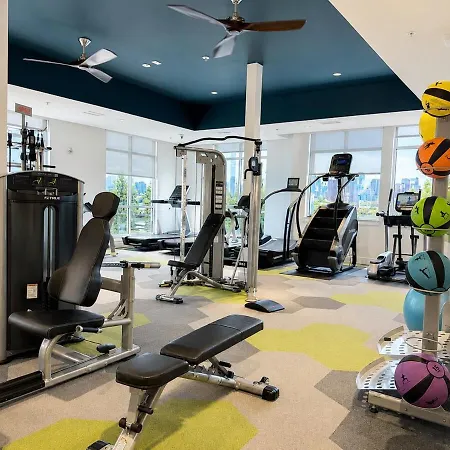 Luxury Uptown 2br Rooftop Pool Gym & Skyline Views Apartment *