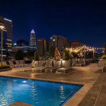 Luxury Uptown 2br Rooftop Pool Gym & Skyline Views Apartment *