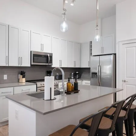 Queen Luxe - Free Parking, Pool, Apartment Charlotte