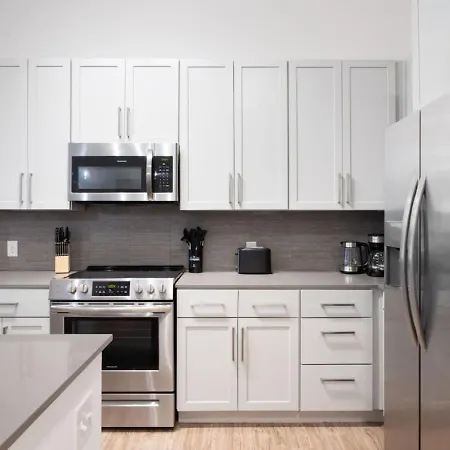 Queen Luxe - Free Parking, Pool, * Charlotte