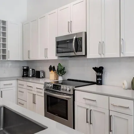 Uptown Haven - Free Parking, Pool, Walkable Charlotte