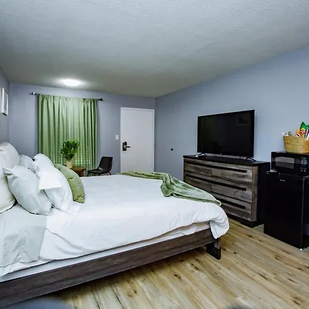 Relaxing Mins From Local Parks And Hospitals, 2410 Charlotte