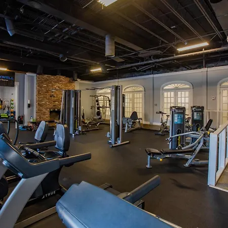 Mins To Atrium Health & Spectrum Arena Apartment