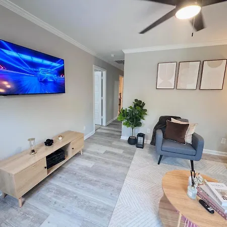 Apartment Charming And Renovated Close To Airport And Uptown