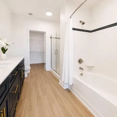 Luxury 2br Near Uptown Pool, Gym, Bbq