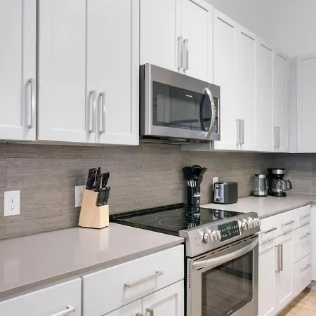 Queen Luxe - Free Parking, Pool, Apartment *