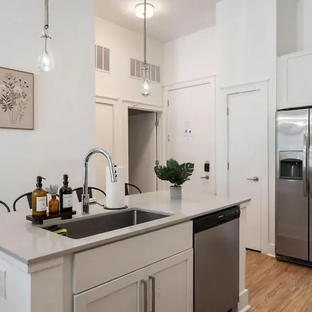 Apartment Uptown Haven - Free Parking, Pool, Walkable *