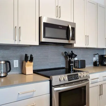 Carolina Luxury - Free Parking, Pool, Gym Apartment