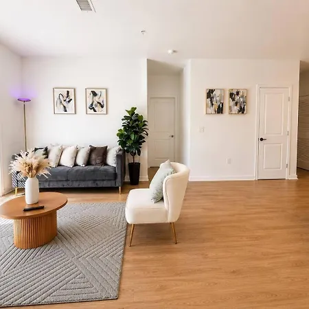 Luxury 2br Near Uptown Pool, Gym, Bbq Apartment *