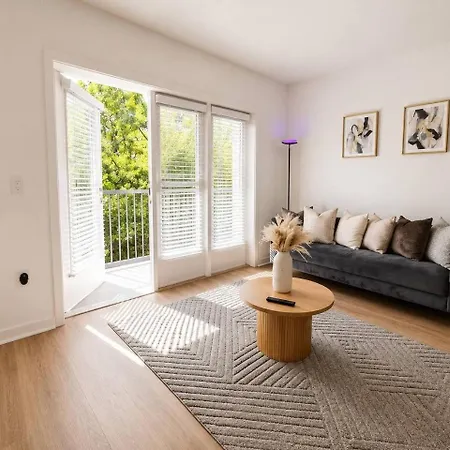 Apartment Luxury 2br Near Uptown Pool, Gym, Bbq *