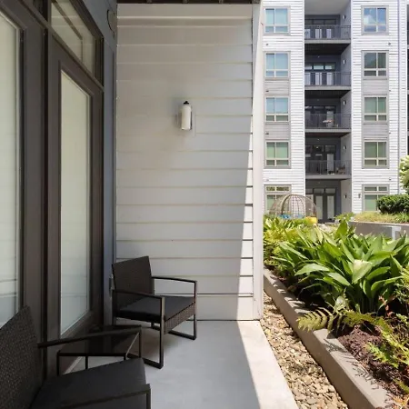 Apartment Uptown Haven - Free Parking, Pool, Walkable *