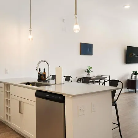 Cozy Carolina - Free Parking, Gym, Pool *