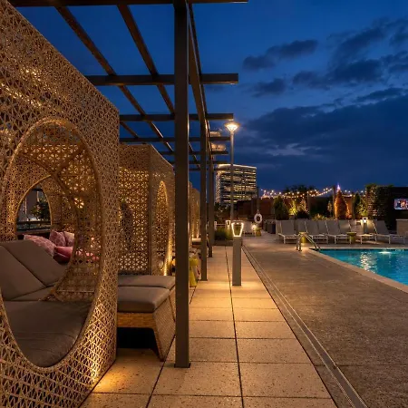 Luxury Uptown 2br Rooftop Pool Gym & Skyline Views Apartment
