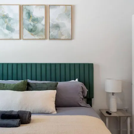 Uptown Haven - Free Parking, Pool, Walkable Apartment