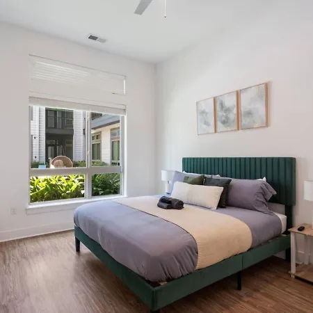 Uptown Haven - Free Parking, Pool, Walkable Apartment *