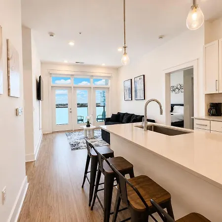 Apartment Luxury Uptown 2br Rooftop Pool Gym & Skyline Views *