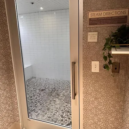 Luxury Furnished 1br In The Heart Of The Apartment *