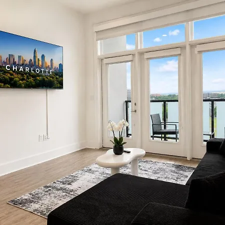 Apartment Luxury Uptown 2br Rooftop Pool Gym & Skyline Views