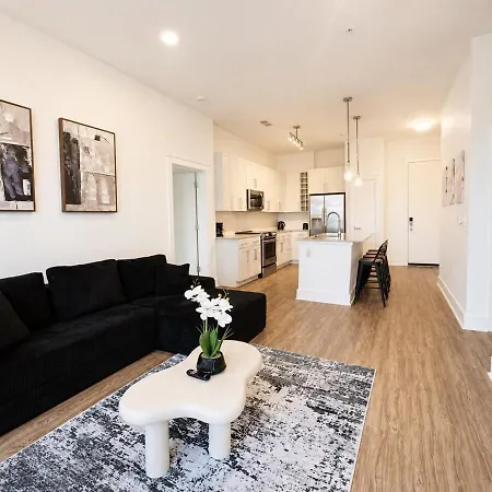 Apartment Luxury Uptown 2br Rooftop Pool Gym & Skyline Views *