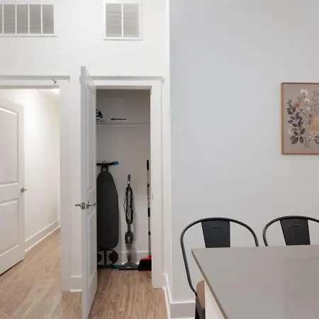 Queen Luxe - Free Parking, Pool, Apartment *