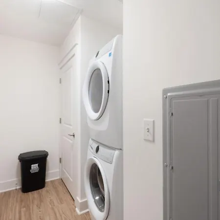 Queen Luxe - Free Parking, Pool, Apartment Charlotte