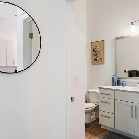 Uptown Haven - Free Parking, Pool, Walkable *
