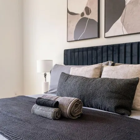 Carolina Luxury - Free Parking, Pool, Gym Apartment *