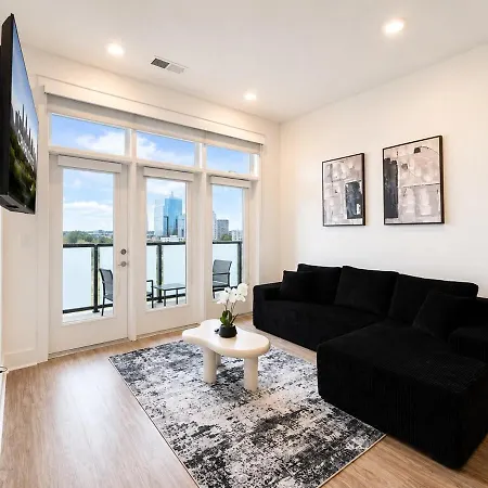 Apartment Luxury Uptown 2br Rooftop Pool Gym & Skyline Views