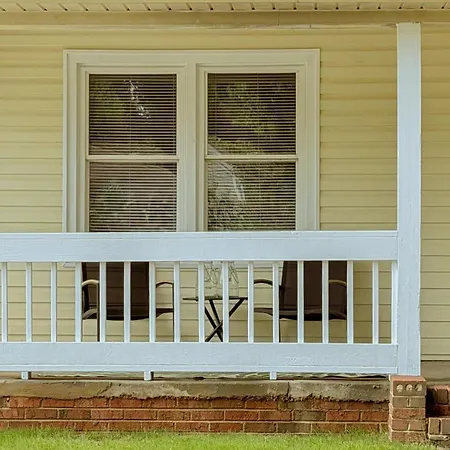 Retreat Porch Swing At 606 Clt Apartment Charlotte