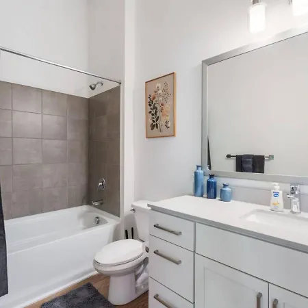 Uptown Haven - Free Parking, Pool, Walkable Apartment