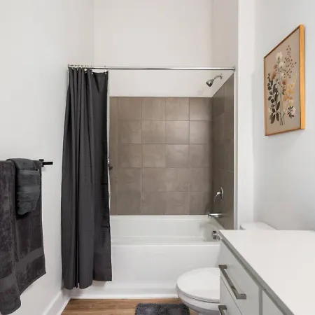 Apartment Uptown Haven - Free Parking, Pool, Walkable
