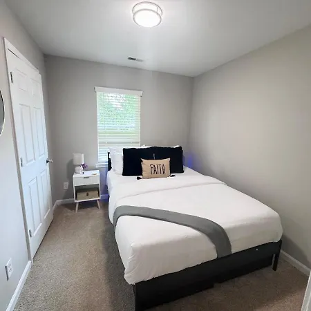 Charming And Renovated Close To Airport And Uptown Apartment