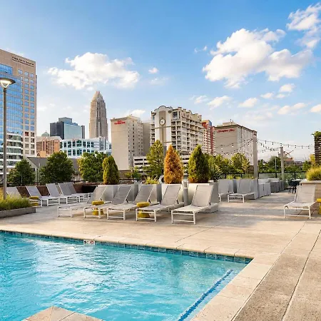 Luxury Uptown 2br Rooftop Pool Gym & Skyline Views Apartment Charlotte