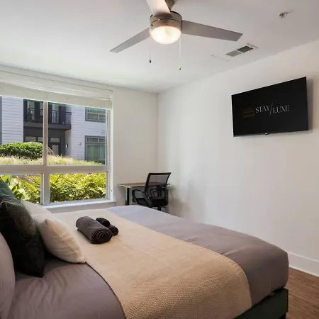 Uptown Haven - Free Parking, Pool, Walkable *