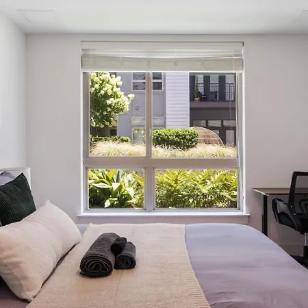 Uptown Haven - Free Parking, Pool, Walkable