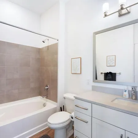 Cozy Carolina - Free Parking, Gym, Pool * Charlotte