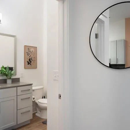 Queen Luxe - Free Parking, Pool, Apartment Charlotte